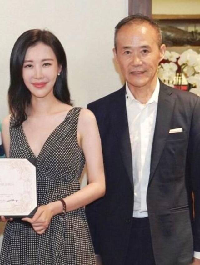 67岁王石与37岁老婆亲密合影照曝光 牵手六年恩爱如初