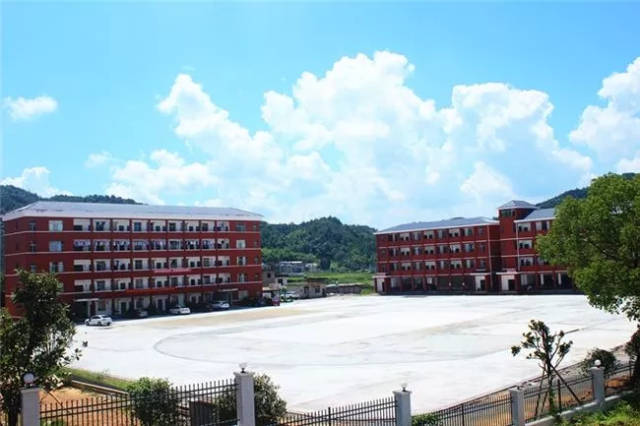 水江中学新教学楼已经建设完毕 相信在新学期开学之际 水江镇的学子