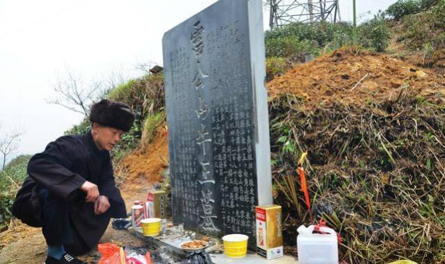 贵州牛王去世,500人为其风光大葬,牛主人专门立碑建墓