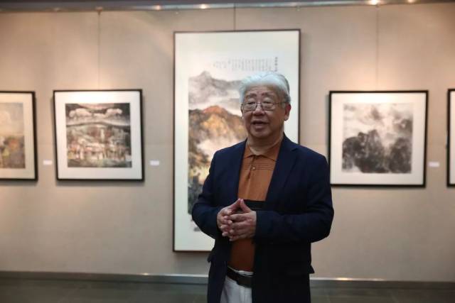 大家围绕艺术家的创作心境与上海美术学院的发展历程进行了热烈的交流