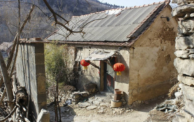 在部分农村地区,确实存在着很多没有归属的老房子,这其中,有的是农民