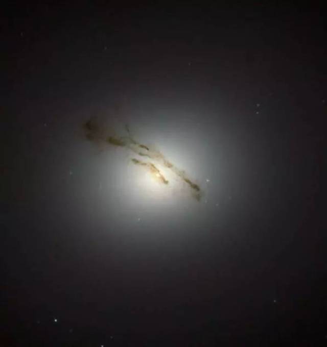 m84是一个椭圆形星系,位于处女座的地球上距地球6000万光年