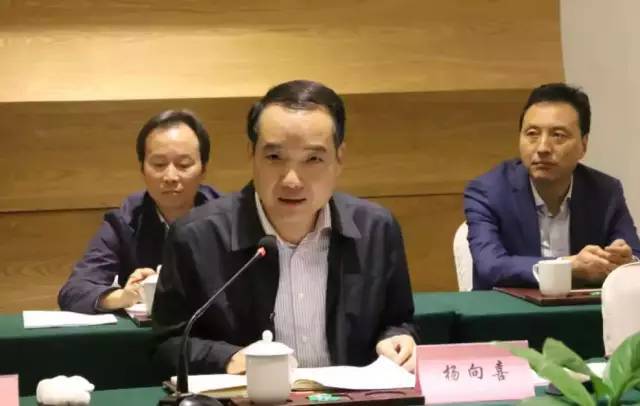 工作纪实片,听取了周至县委书记杨向喜关于周至县脱贫攻坚工作的汇报
