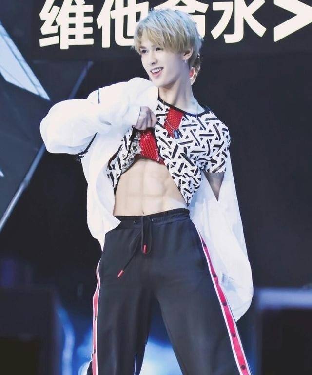 小鲜肉秀肌肉:蔡徐坤自拍，张一山身材不错，王源的动作太搞笑了