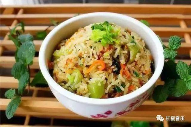 一碗牛肉羹汤 配上一碗咸饭 真是再好不过的享受了 就这个季节里 来上