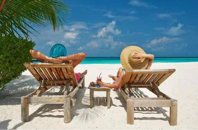 躺在沙滩椅上美美的做个日光浴, 简直就是莫大的享受 让人有种恍如置