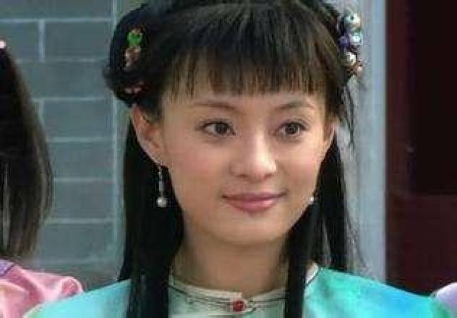 那说起孙俪就不得不说蒋勤勤了,很多人都说两个人长的很像,孙俪刚出道