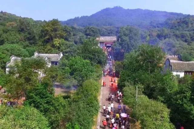 静福山许愿 抬大神 重阳节当天,连州市保安镇民间自发组织起一次大