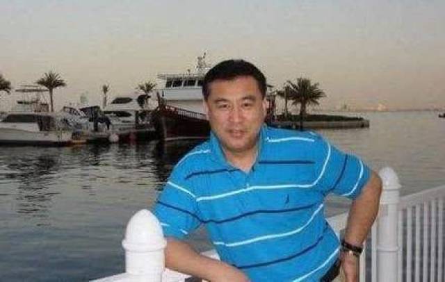 曽是央视著名主持人,57岁还是单身,如今街头吃