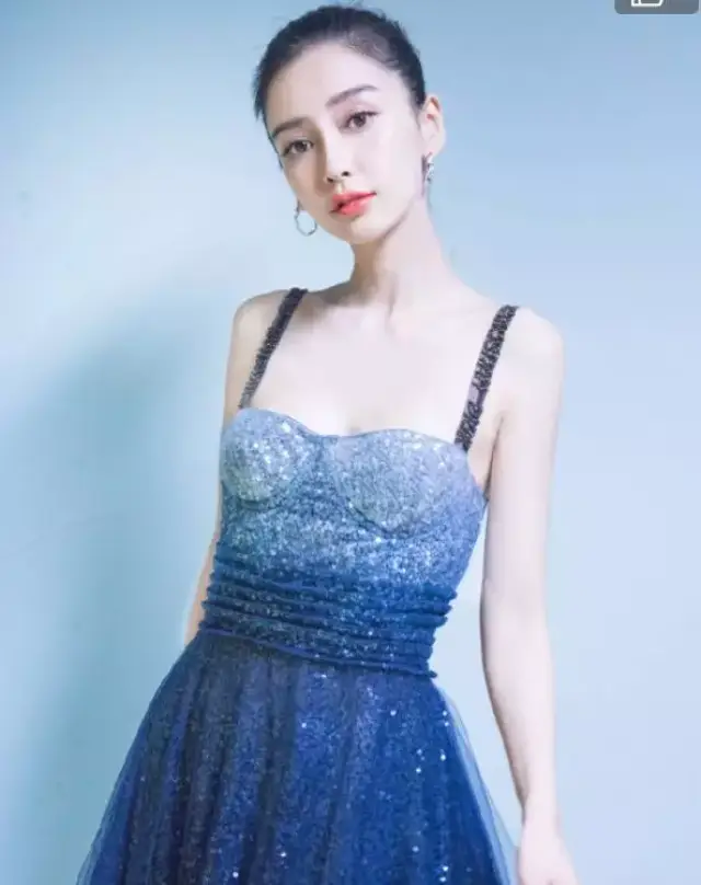 女明星们的极细吊带裙,baby最美,何穗白到发光,颖儿可爱