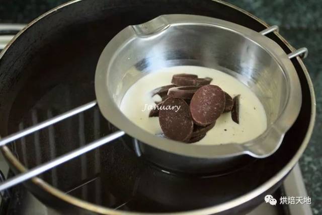 15. 45克淡奶油,牛奶和黑巧克力隔水加热至完全融化