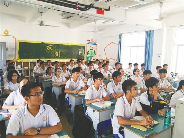 海口实验中学高二学生走班上课.记者 侯赛 摄