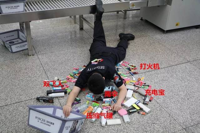 炫富挑战#安检员一不小心,都摔出了啥-搞笑频道-手机