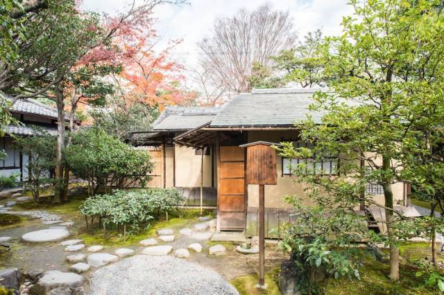 日本茶道创始人村田珠光(1423 - 1502)曾在他晚年建造的独炉庵茶庭里
