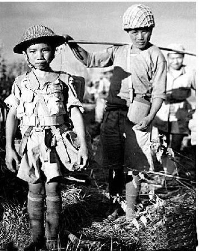 有一些照片看了总能让人泪流满面,比如抗日战争时的中国童子军