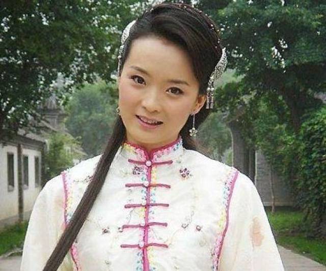 那些嫁人豪门的明星:王艳跪着给婆婆洗脚,她吃手抓饭必须用右手
