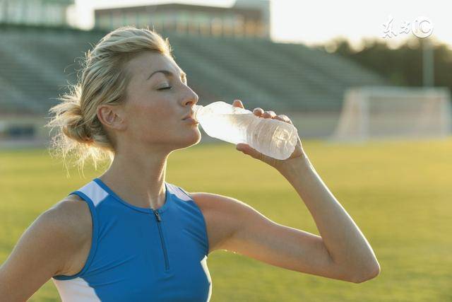 跑步时要多喝水