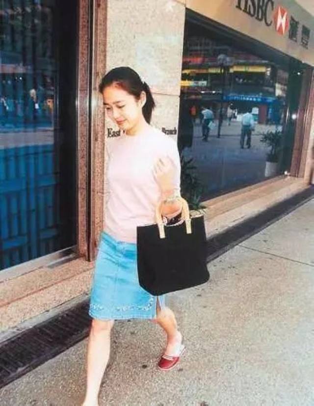 刘德华女儿刘向蕙在刘天王慢慢放手之后,媒体拍到的最近照片就出来了.