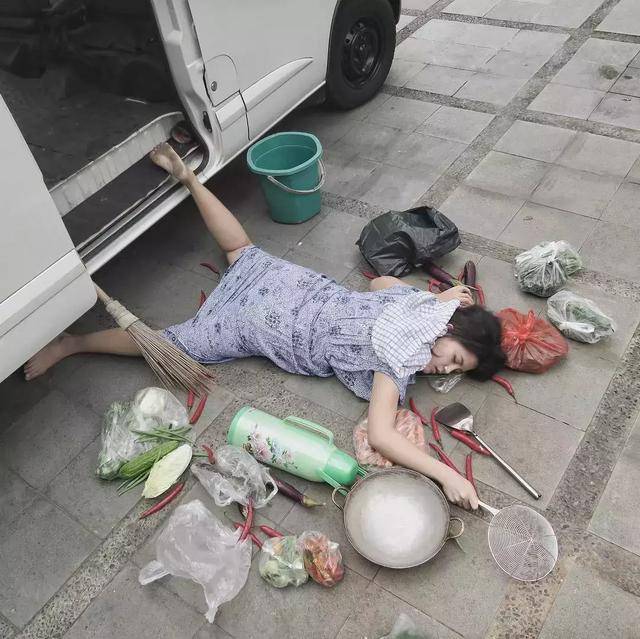 这是在捡肥皂? 这些摔倒照片看上去很简单呐,跃跃欲试?"摔倒"吧!
