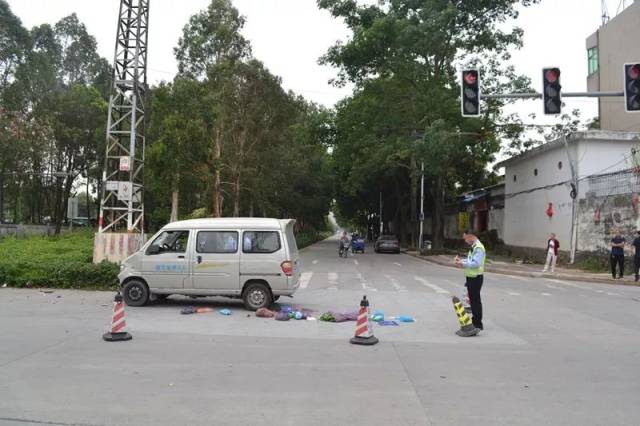 躲过大货车躲不过小货车,厚街一电动车疑闯红灯被撞飞