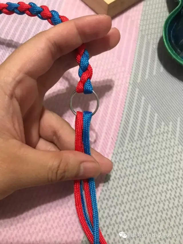 会四股辫和绕线就行了,大家自己动手给自家的爱狗编个美美的牵引绳