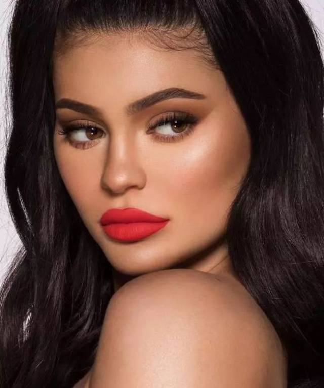 全球最年轻亿万富翁kylie jenner,公开承认整容丰唇