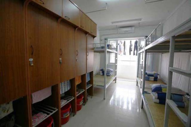 广州广雅中学的学生宿舍环境也很不错,广雅中学有三个学生宿舍,分别