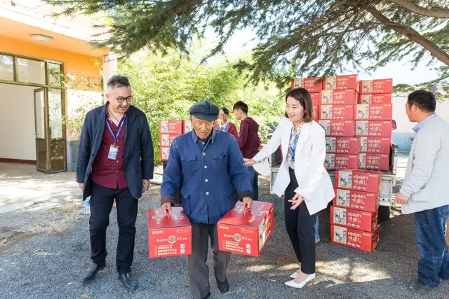 52week总部(远见集团)党支部:关爱老人送温暖,传承九九重阳情