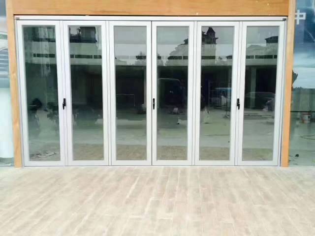 多用于阳台隔断门,或一楼入户露台花园, 断桥铝门,密封隔音节能,保温