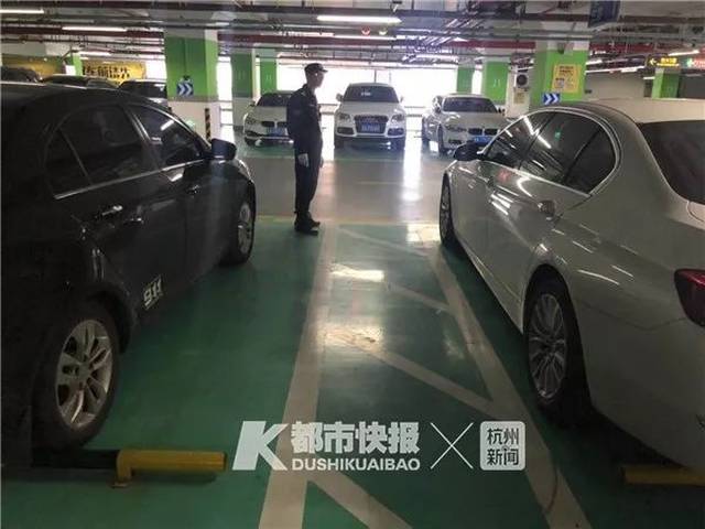 女司机倒车,撞完玛莎拉蒂又猛怼奥迪宝马!网友:驾照是在家画的