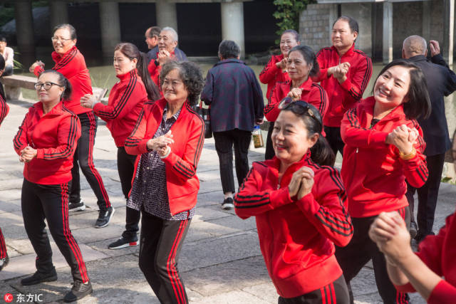 杭州"奔九"老奶奶广场舞跳网络神曲 喊话年轻人