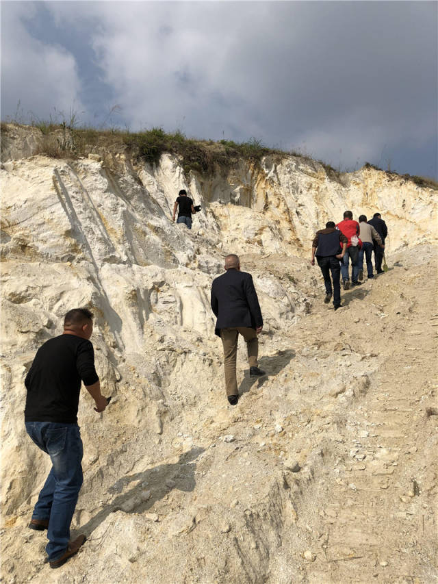 中国非矿和赣州天元置业一行再次前往南康铜锣形高岭土矿山实地勘察