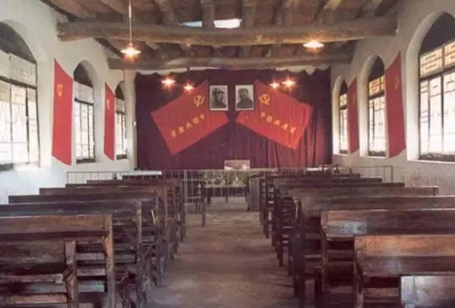 在党的七届二中全会上,毛泽东同志进一步提出由落后的农业国变成先进