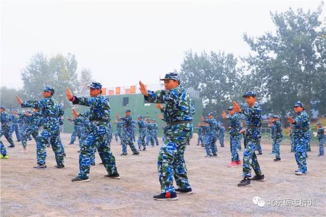 风雨无阻,彰显军魂——北京市工贸技师学院轻工分院学生军训闭营式!