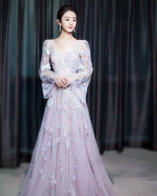 赵丽颖的第三套红毯照:这身裸粉色薄纱礼服裙,印着银色的花,尽显高级