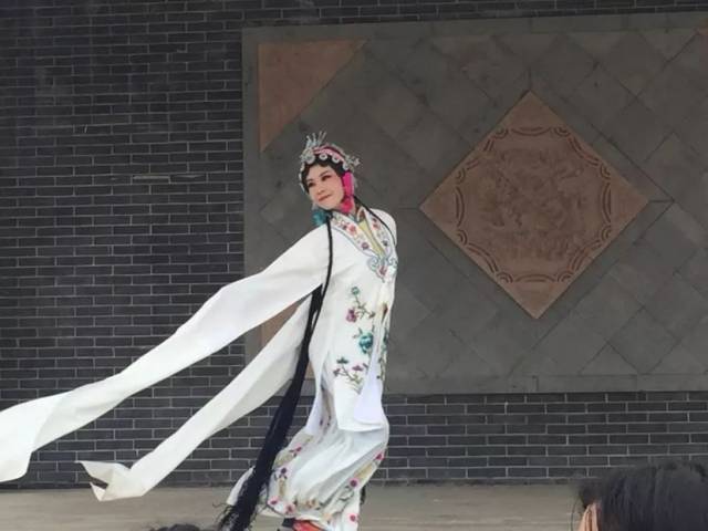 孩子们跟专业演员学习京剧的基本动作:女孩子穿上美轮美奂的京剧青衣