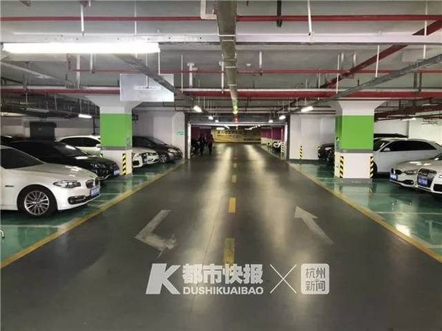 女司机倒车,撞完玛莎拉蒂又猛怼奥迪宝马!网友:驾照是在家画的