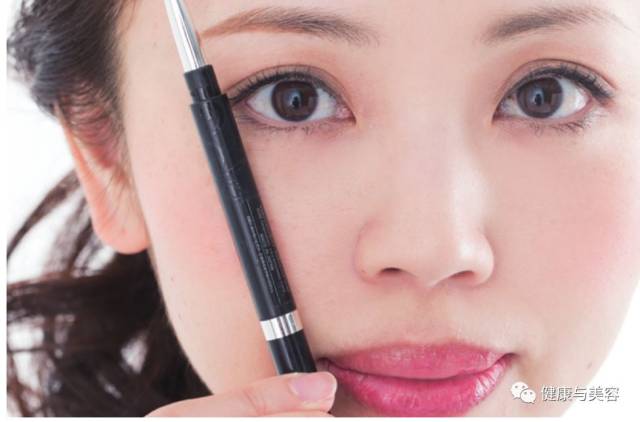 冯绍峰结婚证的眉毛是谁刮的?跟赵丽颖学减龄