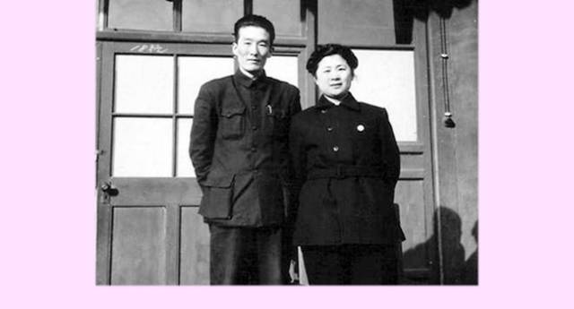 邓拓夫妇在1952年