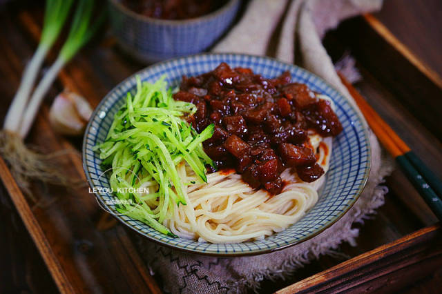 这碗炸酱面,虽说是素的,但比肉的好吃10倍