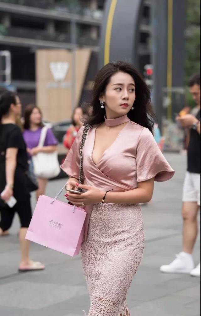 街拍美女:成熟的女人味,分不清哪个最漂亮性感了,个个