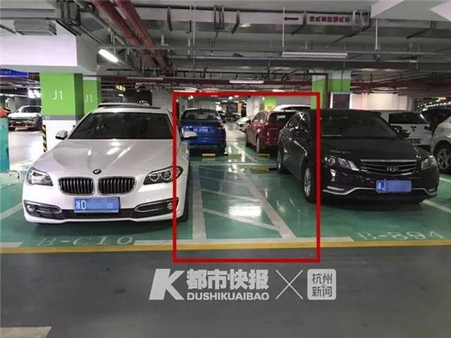 女司机倒车,撞完玛莎拉蒂又猛怼奥迪宝马!网友:驾照是在家画的