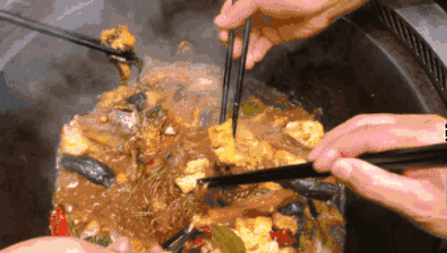 "灶台鱼"拥有百年历史,用原始的天然食材,配以秘制的酱料,用铁锅炖制