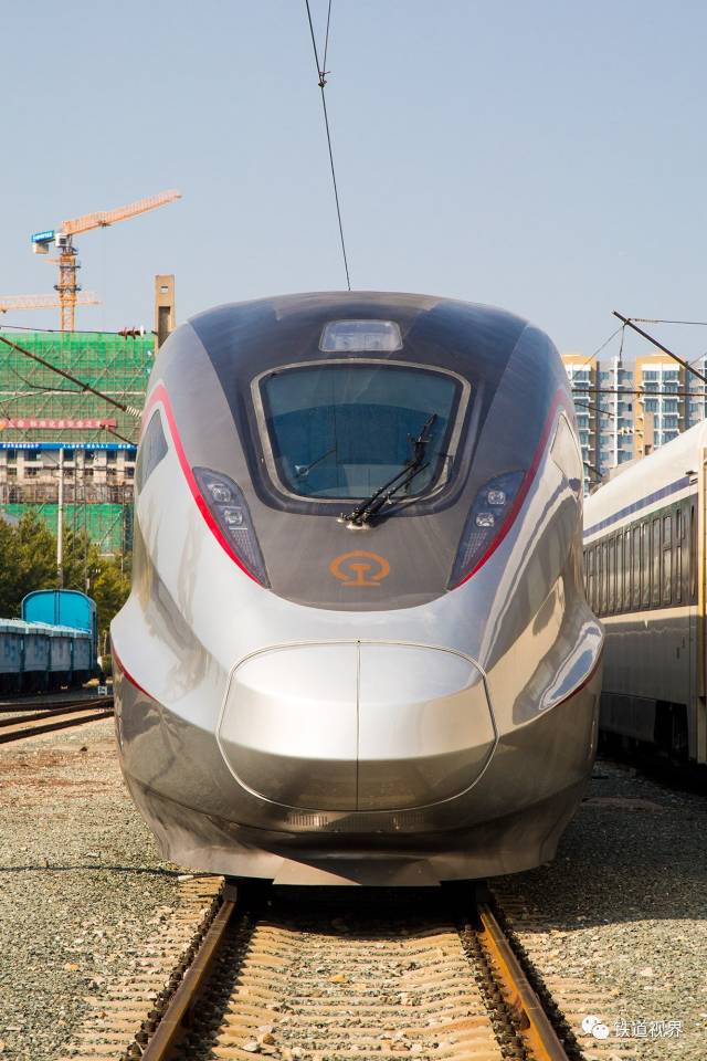 cr300af-0001号动车组车头正面,可以看出前风挡取消了原有的副窗