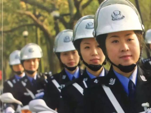 1990年5月1日,公安部规定"八三式"警服取消红领章,改为佩戴松枝图案