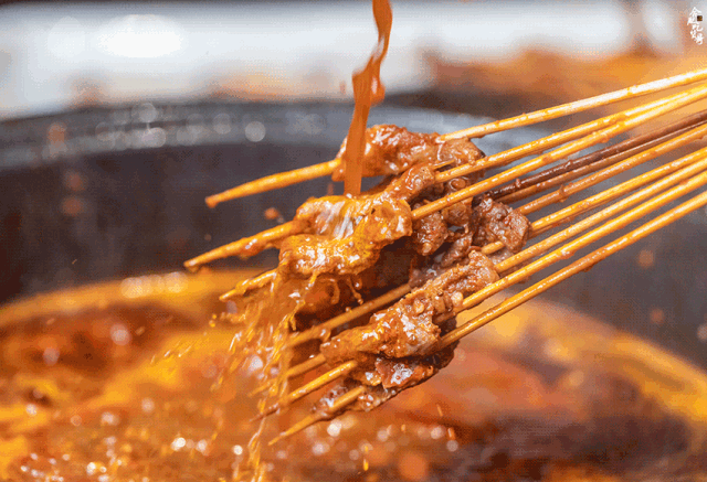 四川来的串串,牛肉作为主打,光是秘制牛肉串就已经到了想吃全靠抢的