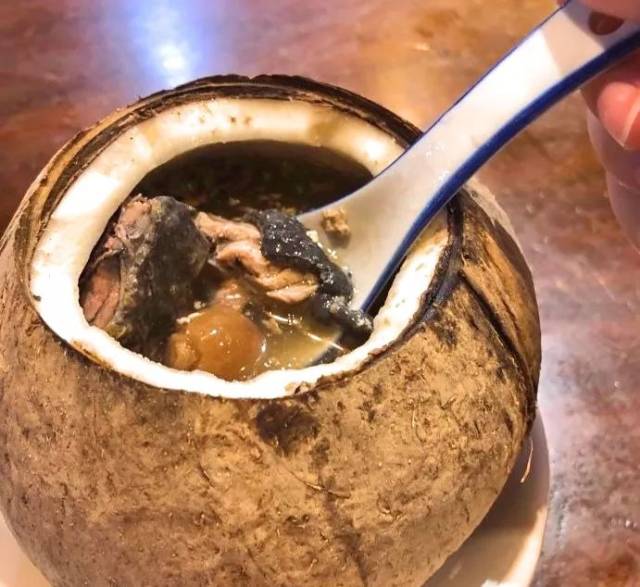 椰子炖鸡,采用一整个椰子加入材料一起炖数小时,所有精华都溶入这碗