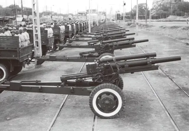 参加检阅的美国造m2a1式105毫米榴弹炮.