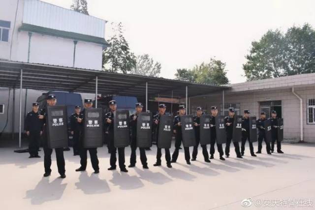 望江特警队坚定"练为战,战为胜"的道理,竭力锻造铜墙铁壁维护县城治安