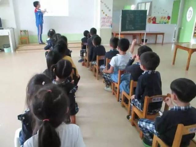 幼儿园小男孩亲小女孩,两位妈妈吵起来了…